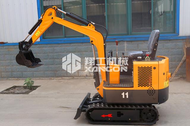 小型挖掘機(jī)